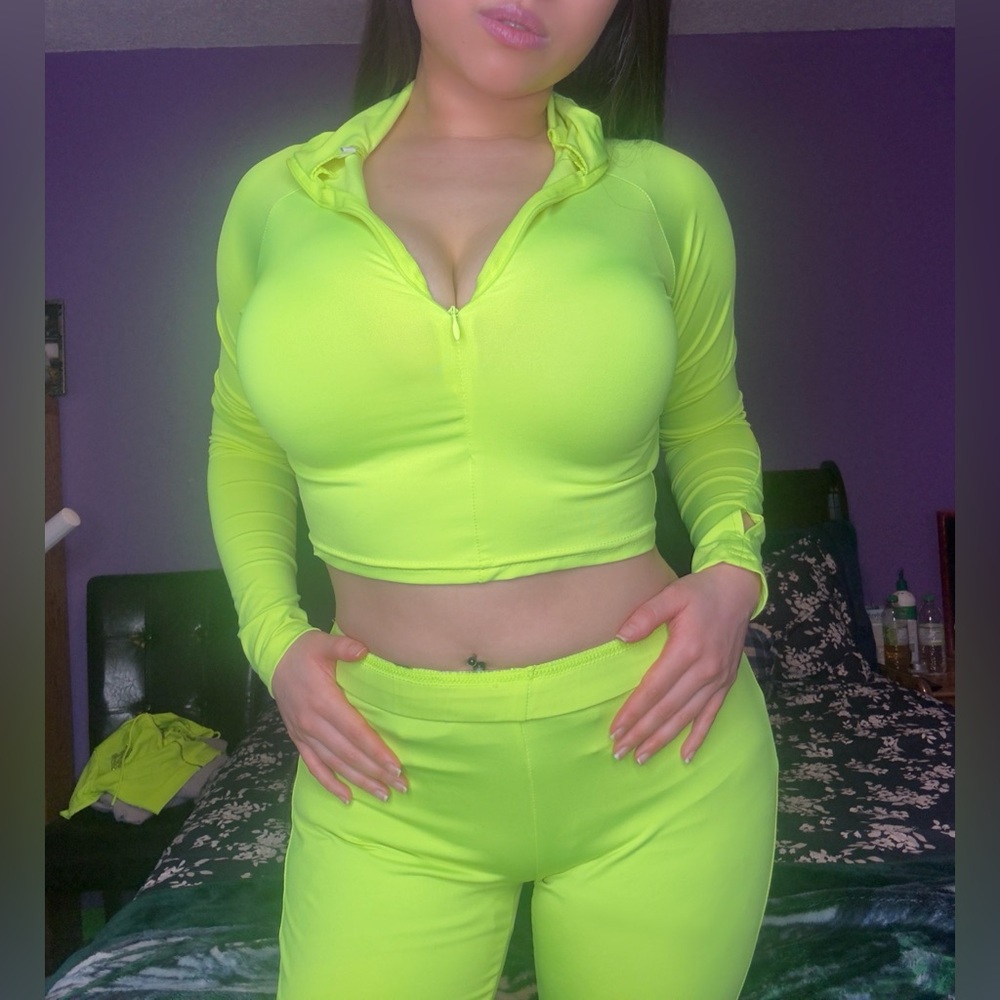 💚 Neon Green Long Sleeve Crop Top Shorts Set